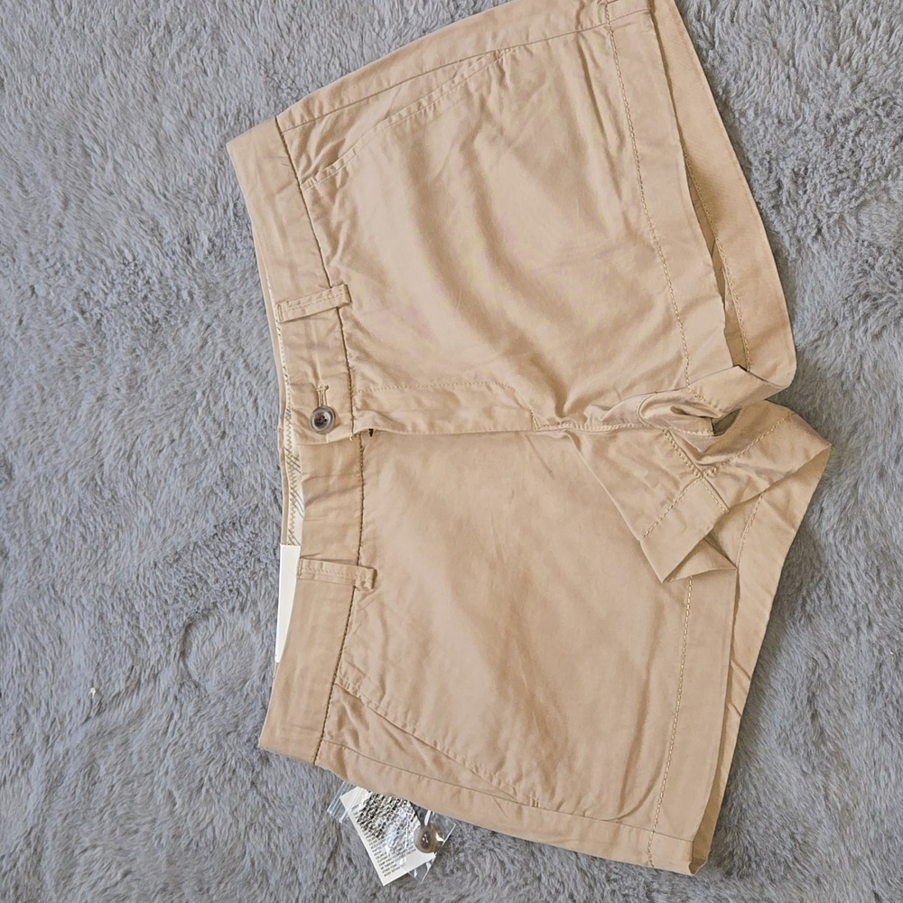 Uniqlo- women chino shorts, size 8, waist 28 inches, brand new with tags